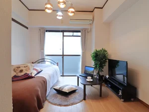 窓が大きく外光を取り込みやすいため、室内が明るいです。 テレビ付きで自宅のようにリラックスしてお過ごしいただけます。