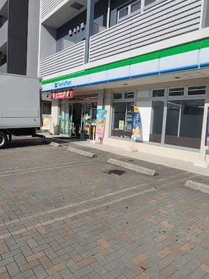 ファミリーマート 横浜子安通三丁目店まで徒歩2分