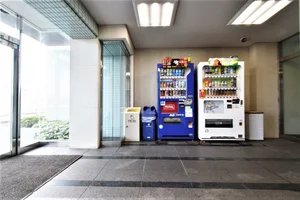 自動販売機があり 飲み物は他へ買いに行かなくても 建物内で購入できます!
