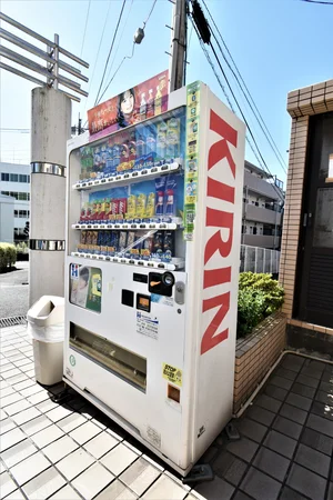 敷地内に自販機がありますので コンビニに行かなくてもよいかも!