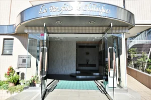 エントランス・・・ポストダイヤル錠付き