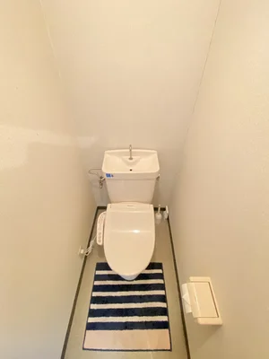 ウォシュレットつきのトイレです。老若男女皆様に安心してご利用いただけますね☆トイレにもトイレ用洗剤とトイレ用ブラシをご用意しておりますので長期ご利用の場合の気になる汚れなどもお掃除して頂けます^^ご入居の募集を行っておりますので、空室確認やお問い合わせはお問い合わせフォームからお待ちしております♪