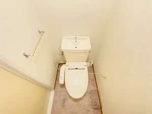 ウォシュレットつきのトイレです。老若男女皆様に安心してご利用いただけますね☆トイレにもトイレ用洗剤とトイレ用ブラシをご用意しておりますので長期ご利用の場合の気になる汚れなどもお掃除して頂けます＾＾