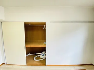 収納スペースも広く、長期滞在でも安心！！嬉しいポール付☆☆