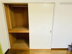 収納スペースも広く、長期滞在でも安心！！嬉しいポール付☆☆