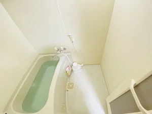 バストイレは別♪バスルームには風呂桶・風呂イス・風呂用洗剤・スポンジをご用意しておりますのでぜひご活用ください！