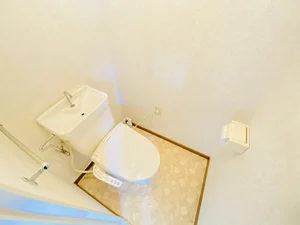 ウォシュレットつきのトイレです。老若男女皆様に安心してご利用いただけますね☆トイレにもトイレ用洗剤とトイレ用ブラシをご用意しておりますので長期ご利用の場合の気になる汚れなどもお掃除して頂けます＾＾