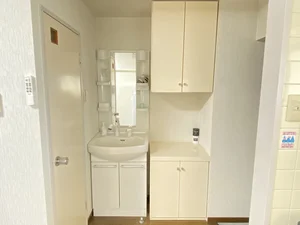 嬉しい独立洗面台付★☆忙しい朝でも余裕をもって身だしなみが整えることができます♪