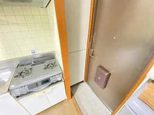 玄関横には収納バッチリ☆☆室内スリッパもご用意してます(^o^)