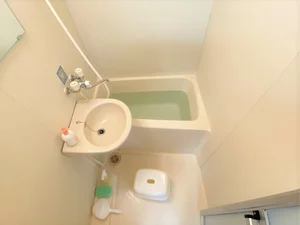 バストイレは別♪バスルームには風呂桶・風呂イス・風呂用洗剤・スポンジをご用意しておりますのでぜひご活用ください！