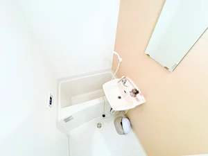 バストイレは別♪バスルームには風呂桶・風呂イス・風呂用洗剤・スポンジをご用意しておりますのでぜひご活用ください！