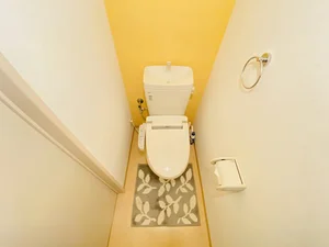 ウォシュレットつきのトイレです。老若男女皆様に安心してご利用いただけますね☆トイレにもトイレ用洗剤とトイレ用ブラシをご用意しておりますので長期ご利用の場合の気になる汚れなどもお掃除して頂けます＾＾