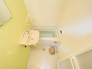 バストイレは別♪バスルームには風呂桶・風呂イス・風呂用洗剤・スポンジをご用意しておりますのでぜひご活用ください！