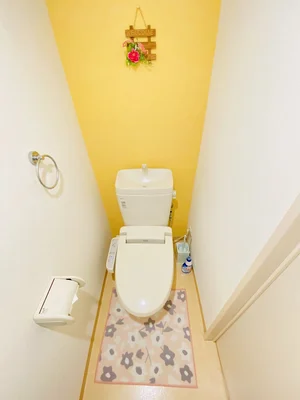 ウォシュレットつきのトイレです。老若男女皆様に安心してご利用いただけますね☆トイレにもトイレ用洗剤とトイレ用ブラシをご用意しておりますので長期ご利用の場合の気になる汚れなどもお掃除して頂けます＾＾