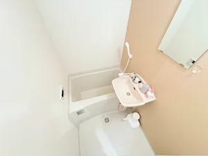 バストイレは別♪バスルームには風呂桶・風呂イス・風呂用洗剤・スポンジをご用意しておりますのでぜひご活用ください！