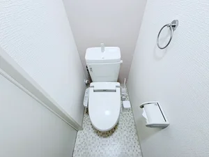 ウォシュレットつきのトイレです。老若男女皆様に安心してご利用いただけますね☆トイレにもトイレ用洗剤とトイレ用ブラシをご用意しておりますので長期ご利用の場合の気になる汚れなどもお掃除して頂けます＾＾