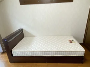 ベッドにはコンセント付なので携帯充電もバッチリ☆★