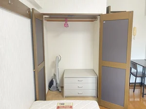 収納スペースも広く、長期滞在でも安心！！嬉しいポール付☆☆