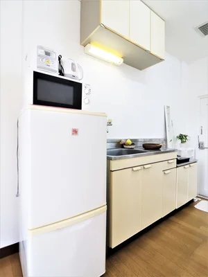 キッチン 卓上IHのためお手入れが楽々! 冷蔵庫や電子レンジなど家電類充実!