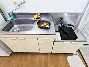食器類や調理器具など標準品で長期滞在でも自炊できて健康面に考慮!