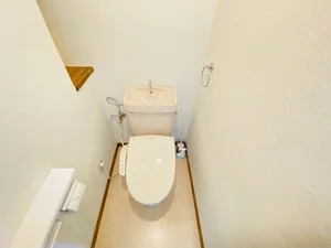 ウォシュレットつきのトイレです。老若男女皆様に安心してご利用いただけますね☆トイレにもトイレ用洗剤とトイレ用ブラシをご用意しておりますので長期ご利用の場合の気になる汚れなどもお掃除して頂けます＾＾