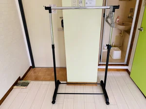 ラック付なので、衣類もかけることができます♪