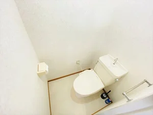ウォシュレットつきのトイレです。老若男女皆様に安心してご利用いただけますね☆トイレにもトイレ用洗剤とトイレ用ブラシをご用意しておりますので長期ご利用の場合の気になる汚れなどもお掃除して頂けます＾＾