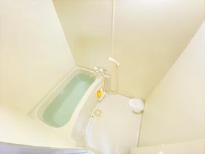 バストイレは別♪バスルームには風呂桶・風呂イス・風呂用洗剤・スポンジをご用意しておりますのでぜひご活用ください！