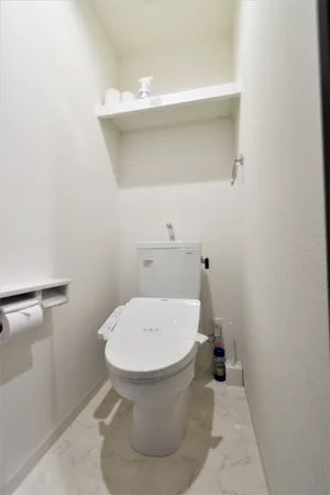 トイレ(温水洗浄暖房便座付き)トイレットペーパー付 トイレ洗剤やブラシもございます!