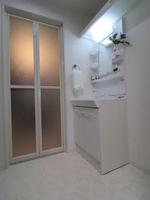 脱衣所(独立洗面台ありで朝支度もラクラク)