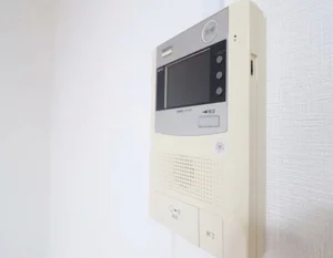 女性の一人暮らしや初めての福岡滞在でも安心。デリバリーや宅配便の利用時もスムーズかつ安全に対応できます。