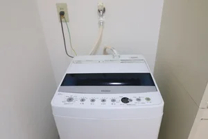 中長期の滞在でも衣類を清潔に保てる必須設備。洗剤置き場や周辺動線もスムーズで日常の家事を軽やかにします。 収納(クローゼット)
