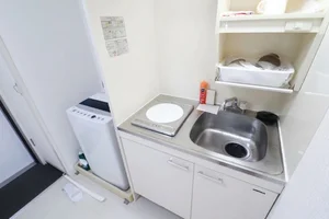 コンパクトながら調理スペースと収納がしっかり確保され、手早なお弁当作りや簡単な自炊作業に最適化されたキッチンです。