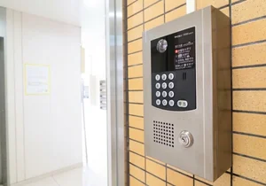 関係者以外の進入を防ぐオートロックシステムを完備。セキュリティ重視の法人契約にも適した安心設計です。