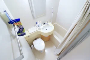 水はけが良くお手入れしやすい衛生的なバスルーム。忙しいビジネスパーソンの朝のシャワータイムを素早くサポートします。落ち着いた内装で清潔感にあふれ、入居期間中いつでも気持ちよく利用できる快適な個室空間です。