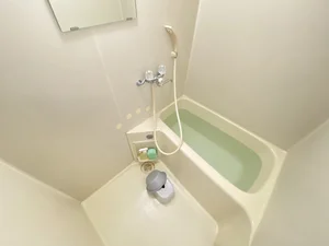 バストイレは別♪バスルームには風呂桶・風呂イス・風呂用洗剤・スポンジをご用意しておりますのでぜひご活用ください！