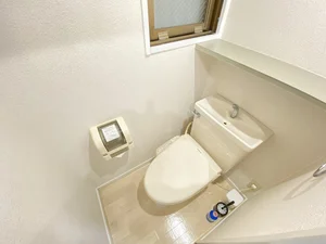 ウォシュレットつきのトイレです。老若男女皆様に安心してご利用いただけますね☆トイレにもトイレ用洗剤とトイレ用ブラシをご用意しておりますので長期ご利用の場合の気になる汚れなどもお掃除して頂けます＾＾