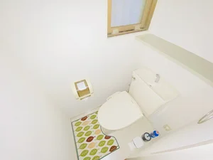 ウォシュレットつきのトイレです。老若男女皆様に安心してご利用いただけますね☆トイレにもトイレ用洗剤とトイレ用ブラシをご用意しておりますので長期ご利用の場合の気になる汚れなどもお掃除して頂けます＾＾