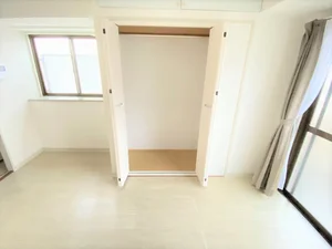 収納スペースも広く、長期滞在でも安心！！嬉しいポール付☆☆