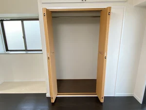 収納スペースも広く、長期滞在でも安心！！嬉しいポール付☆☆