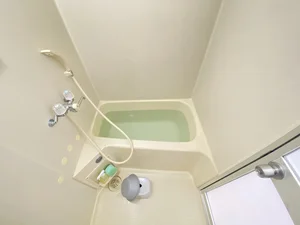 バストイレは別♪バスルームには風呂桶・風呂イス・風呂用洗剤・スポンジをご用意しておりますのでぜひご活用ください！