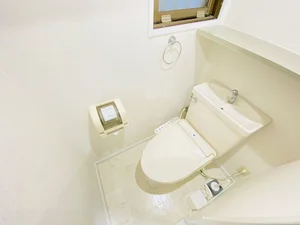 ウォシュレットつきのトイレです。老若男女皆様に安心してご利用いただけますね☆トイレにもトイレ用洗剤とトイレ用ブラシをご用意しておりますので長期ご利用の場合の気になる汚れなどもお掃除して頂けます＾＾
