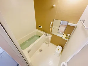 バストイレは別♪バスルームには風呂桶・風呂イス・風呂用洗剤・スポンジをご用意しておりますのでぜひご活用ください！浴室乾燥機付！