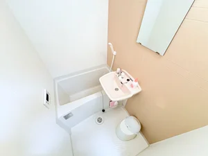 バストイレは別♪バスルームには風呂桶・風呂イス・風呂用洗剤・スポンジをご用意しておりますのでぜひご活用ください！