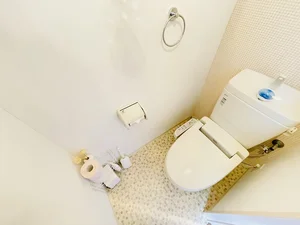 ウォシュレットつきのトイレです。老若男女皆様に安心してご利用いただけますね☆トイレにもトイレ用洗剤とトイレ用ブラシをご用意しておりますので長期ご利用の場合の気になる汚れなどもお掃除して頂けます＾＾
