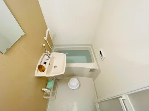 バストイレは別♪バスルームには風呂桶・風呂イス・風呂用洗剤・スポンジをご用意しておりますのでぜひご活用ください！