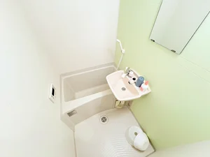 バストイレは別♪バスルームには風呂桶・風呂イス・風呂用洗剤・スポンジをご用意しておりますのでぜひご活用ください！