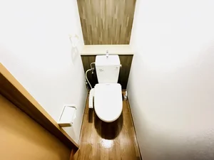 ウォシュレットつきのトイレです。老若男女皆様に安心してご利用いただけますね☆トイレにもトイレ用洗剤とトイレ用ブラシをご用意しておりますので長期ご利用の場合の気になる汚れなどもお掃除して頂けます＾＾