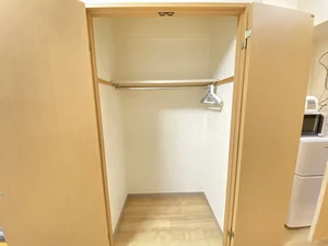 収納スペースも広く、長期滞在でも安心！！嬉しいポール付☆☆