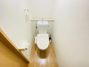 ウォシュレットつきのトイレです。老若男女皆様に安心してご利用いただけますね☆トイレにもトイレ用洗剤とトイレ用ブラシをご用意しておりますので長期ご利用の場合の気になる汚れなどもお掃除して頂けます＾＾